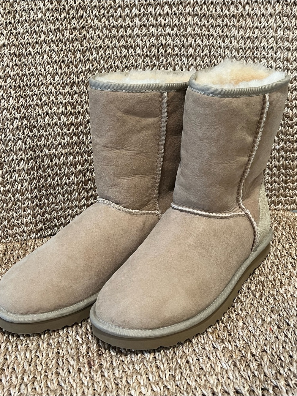 🤎 UGG Women's Classic Short Boot -SIZE 9 -New, no box- 
🛑 PRICE IS FIRM-